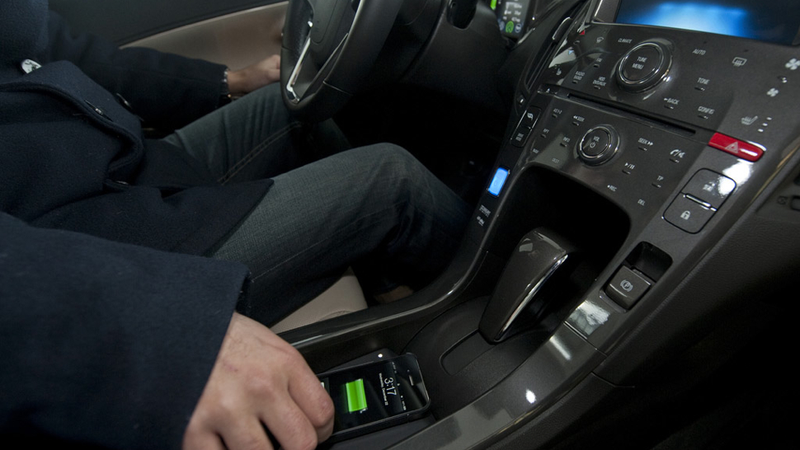 Illustration for article titled Wireless Smartphone Charging In Your Car Is The Next Big Thing